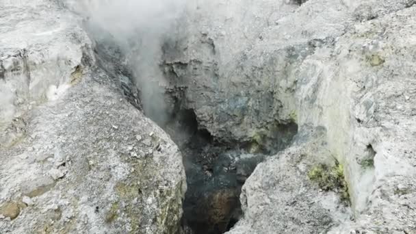 Naklopený Výpary Stoupající Mezi Skalami Národním Parku Wai Tapu Vroucí — Stock video