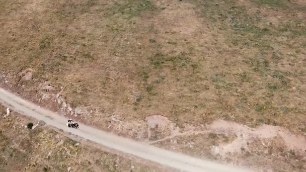 Aérea Ciclista Montaña Subiendo Una Zona Desierta Alta Montaña — Vídeos de Stock