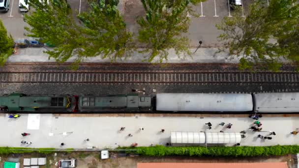 Aéreo Trem Parou Uma Estação Com Passageiros Andando Plataforma Visão — Vídeo de Stock