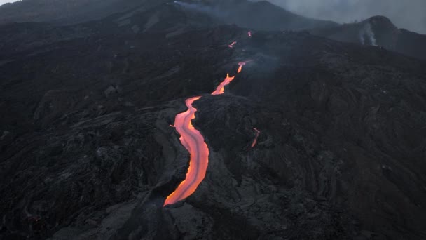 从拉帕尔马的Cumbre Vieja火山发射的熔岩流无人驾驶飞机 — 图库视频影像