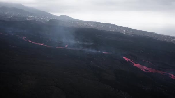 Drone Nadert Lavastromen Van Een Vulkaan — Stockvideo