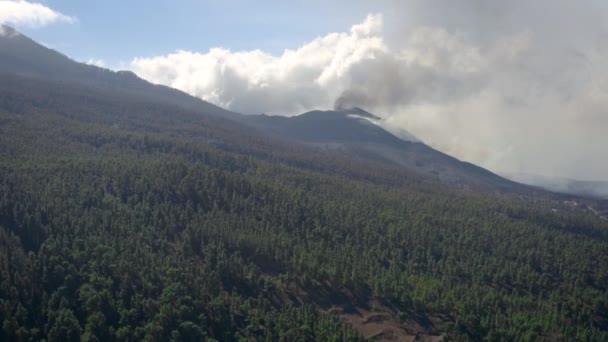 在火山喷发过程中对Cumbre Vieja火山发射无人驾驶飞机 — 图库视频影像