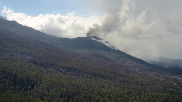 Dronw Voando Para Trás Com Vista Erupção Cumbre Vieja — Vídeo de Stock