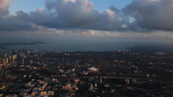 フロリダ州マイアミ メトロ シティ エリア上空を飛行する飛行機旅客Pov 日没時の雲と都市景観 — ストック動画