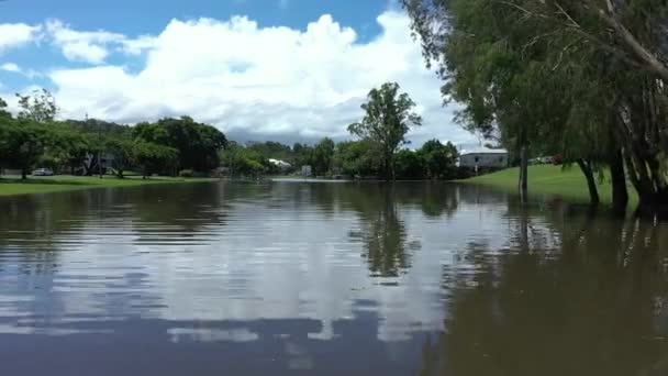 4Kオーストラリアの村Murwilumbahの浸水した通りのドローンショット 道路は非常に大雨の後 — ストック動画
