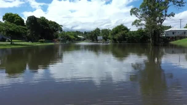 Drone Disparo Una Cancha Baloncesto Inundada Pequeña Ciudad Murwillumbah Australia — Vídeo de stock