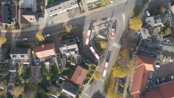 Зверху Вниз Літак Автобусів Залишає Невелику Автобусну Станцію Маленькому Містечку — стокове відео