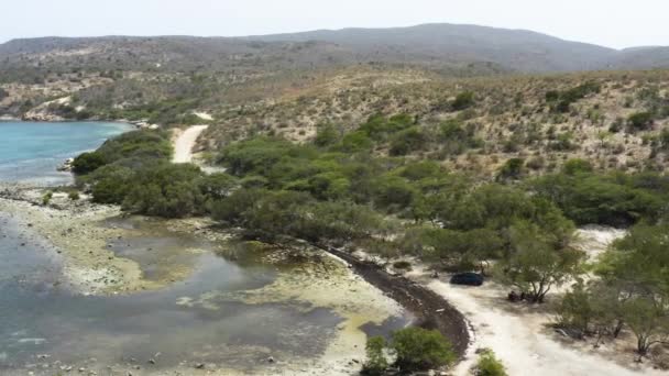 Aerial Playa Rocosa Salvaje Colinas Monte Río República Dominicana Tiro — Vídeos de Stock