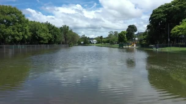 4Kドローンは オーストラリアの村Murwilumbahの浸水した近所や道路上で撮影しました 大雨の後の洪水 — ストック動画