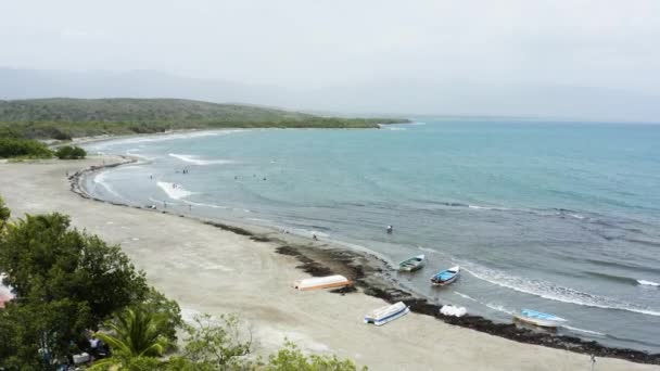 Aerial Boote Menschen Strand Monte Rio Dominikanische Republik Steigender Schuss — Stockvideo