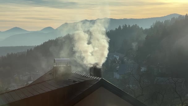 Zpomalení Bílého Kouře Komína Při Spalování Dřeva Pro Vytápění Zimě — Stock video