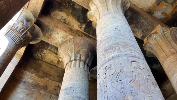 Az ókori Egyiptom oszloposzlopai hieroglifával írva a Kom ombo templomban.