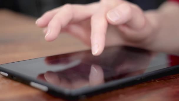 Tablet Met Hand Surfen Het Internet Voor Werkstock Video — Stockvideo