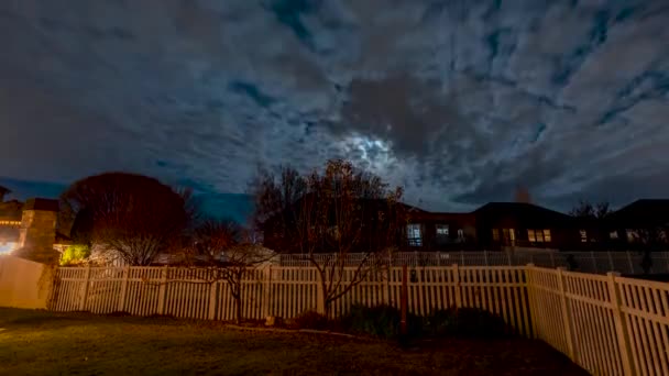 看着满月升起在一个典型的郊区 在一个阴沉沉的夜晚 倾斜的时间流逝 — 图库视频影像