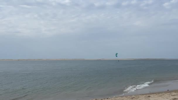 Kitesurfen Bij Dune Pilat Aan Westkust Van Bretagne Frankrijk Persoon — Stockvideo