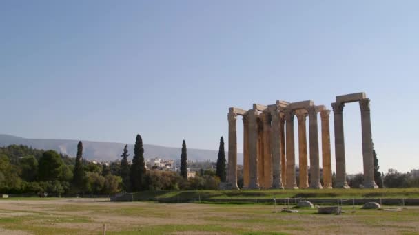 Ιωνικοί Κίονες Στο Κέντρο Της Αθήνας Μια Γαλαζοπράσινη Ημέρα — Αρχείο Βίντεο