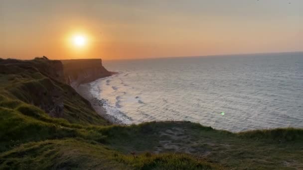 日没の間のキャップManvieux Arromanchesベインの美しい海岸崖 — ストック動画