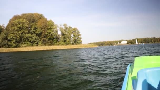 Nehirde Yüzen Eğlence Aktivitesi — Stok video