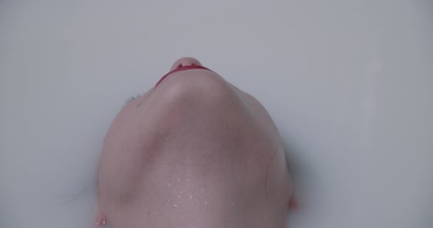 Zeitlupenaufnahme Des Gesichts Einer Jungen Frau Die Einem Milchbad Badet — Stockvideo