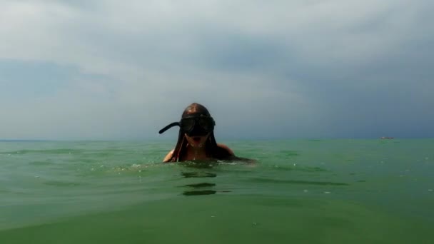 Linda Niña Divirtiéndose Con Voltereta Agua Mar Con Máscara Buceo — Vídeo de stock