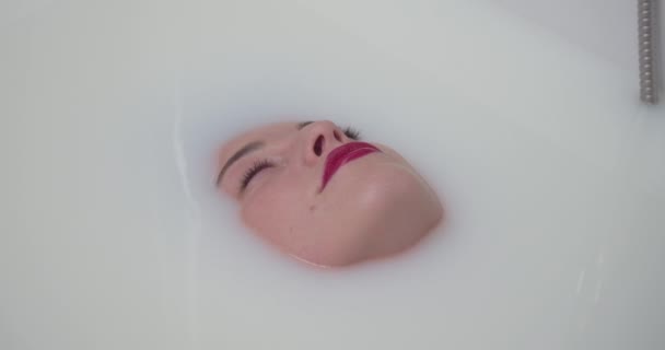 Kadın Bir Mankenin Yüzü Gözleri Kapalı Dudak Boyası Boyanmış Küvette — Stok video