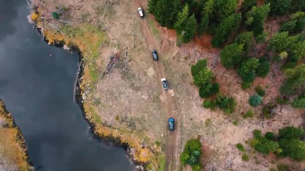 Birds Eye View Range Rover Suvs Dirigindo Lado Lago Uma — Vídeo de Stock