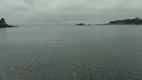 在卵石滩高尔夫球场附近的海面上低空飞行 — 图库视频影像