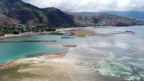 Drone Aéreo Subindo Sobre Padrões Oceânicos Mãe Natureza Recifes Coral — Vídeo de Stock