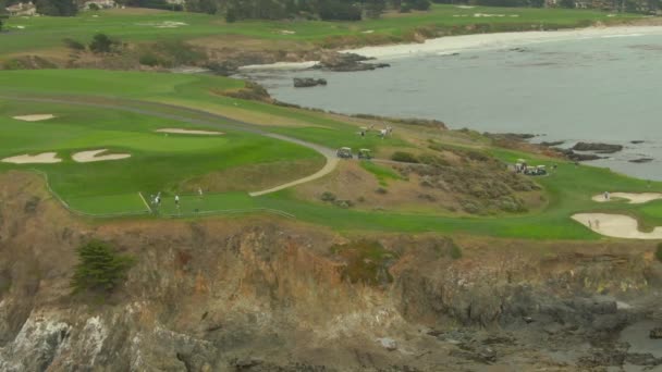 Drone Sobre Buraco Oceano Perto Campo Golfe Pebble Beach Esquerda — Vídeo de Stock