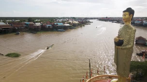 Estatua Gigante Buda Con Vistas Aldea Flotante Inundada Durante Temporada — Vídeos de Stock