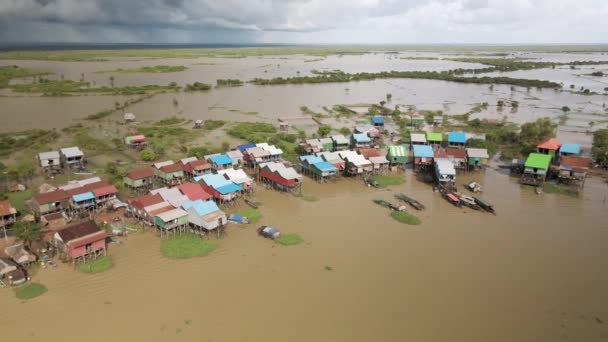 Tulvii Kylä Monsuunikauden Aikana Kaakkois Aasiassa Kampong Khleang Uiva Yhteisö — kuvapankkivideo