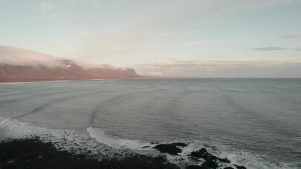日落时分 低空飞越冰岛崎岖的海岸线 背景中的山脉 — 图库视频影像