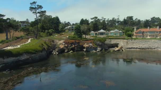 Drone Luxe Herenhuizen Oceaan Buurt Van Pebble Beach Golfbaan — Stockvideo