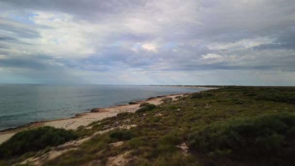 西オーストラリア州エクスマスの信じられないほどの崖の上を飛んで — ストック動画