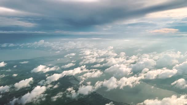 Luchtzicht Vanuit Het Vliegtuig Vliegen Boven Wolken Bos Meer Berg — Stockvideo