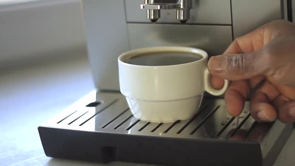 Café Caliente Que Vierte Máquina Hacer Café Vídeo Taza Stock — Vídeos de Stock