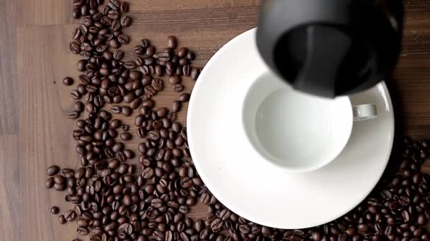 Tasse Café Noir Chaud Sur Une Table Avec Des Grains — Video