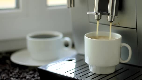 Café Chaud Coulant Machine Café Dans Une Tasse Stock Vidéo — Video