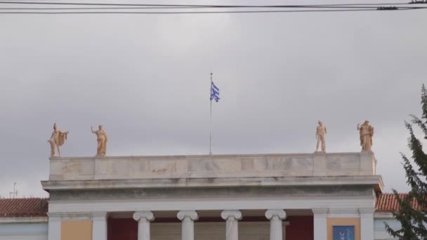 Bandera Grecia Ondeando Encima Del Museo Arqueológico Nacional Atenas Centro — Vídeo de stock