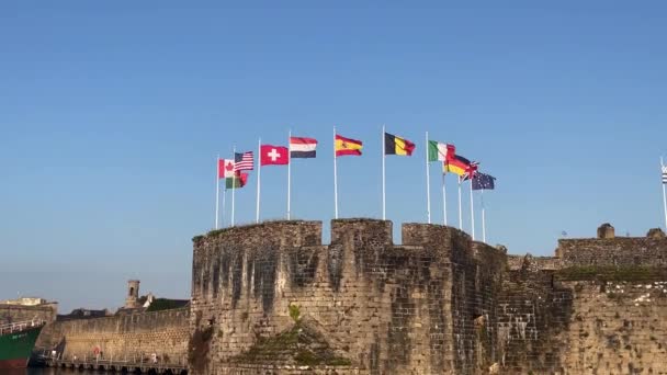 Vista Estática Las Banderas Que Ondean Sobre Ciudad Fortificada Ville — Vídeos de Stock