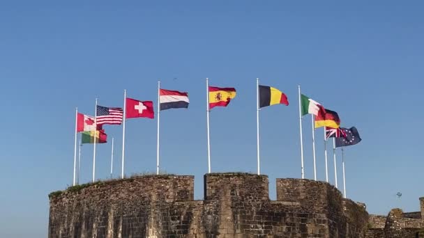Крупный План Флагов Разных Стран Трепещущих Ветру Над Стенами Крепости — стоковое видео