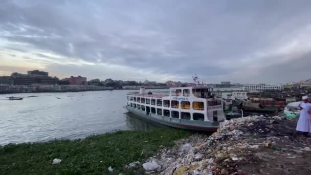 Lixo Alinha Margens Rio Buriganga Bangladesh Conceito Poluição Fluvial — Vídeo de Stock