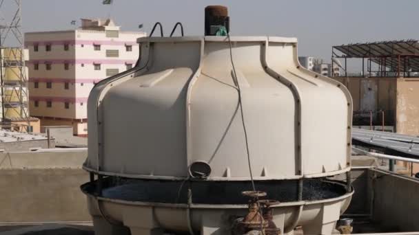 Blick Auf Einen Großen Wassertank Auf Dem Dach Eines Gebäudes — Stockvideo