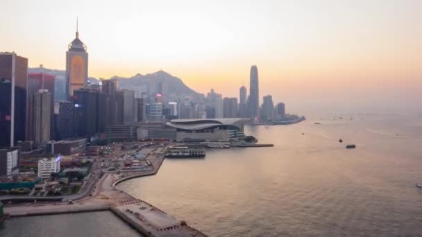 日落在繁华的维多利亚港 香港城市景观 空中滑脱 — 图库视频影像
