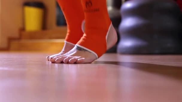 Close Pada Kaki Dengan Perban Petinju Wanita Profesional Melompat Dengan — Stok Video