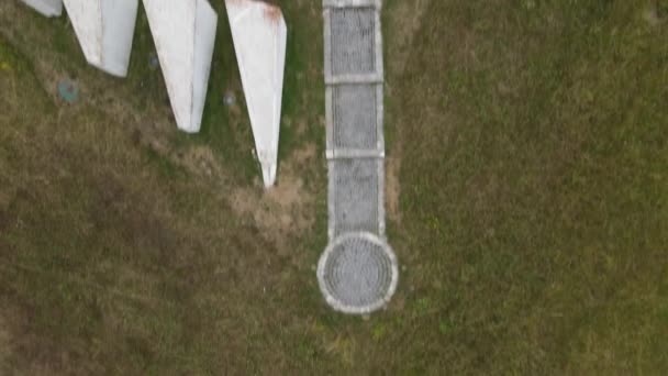 Памятник Жертвам Второй Мировой Войны Кадиньяке Ужице Сербия Взгляд Сверху — стоковое видео