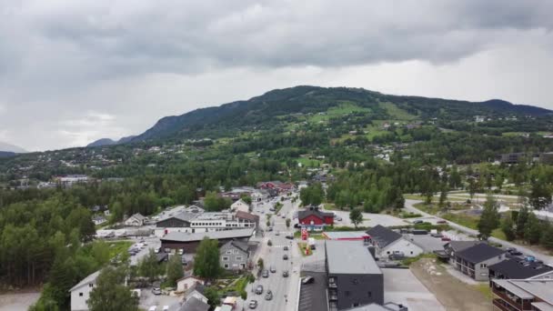 Vliegen Boven Gol Centrum Noorwegen Zomer Dag Luchtfoto Boven Higway — Stockvideo