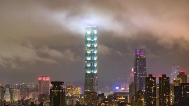 台北の街並みを夜 雲景とスカイラインのタイムラプス — ストック動画