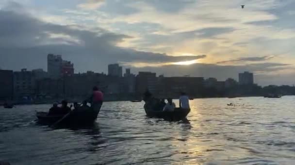 Två Båtar Paddlar Genom Buriganga Älv Bangladesh Solnedgång — Stockvideo