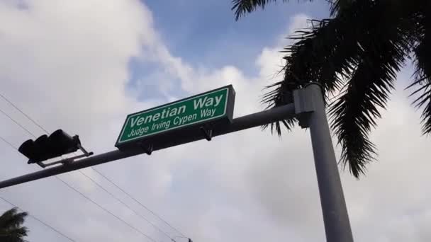 Venetian Way Verkehrszeichen Und Ampel Miami Florida Usa Tiefblick — Stockvideo
